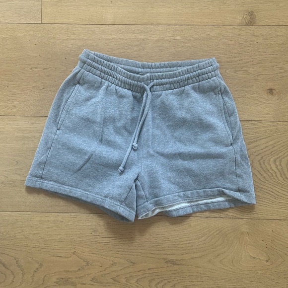 Aritzia dark grey boyfriend sweatshort size medium - Picture 1 of 3